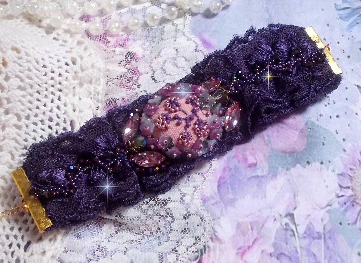 Lady Romantic manchet armband geborduurd met rocailles op roze linnen stof met 1950's paars kant en kristallen