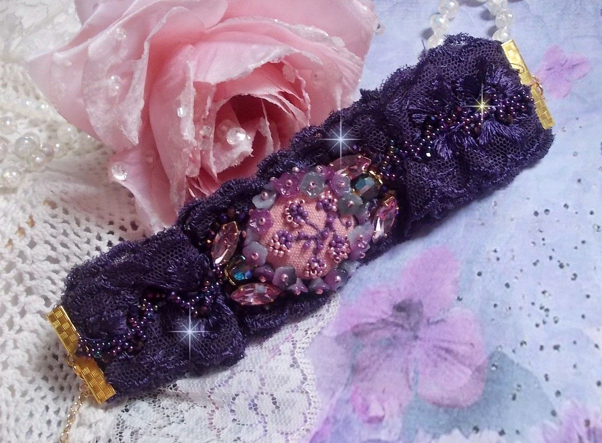 Lady Romantic manchet armband geborduurd met rocailles op roze linnen stof met 1950's paars kant en kristallen