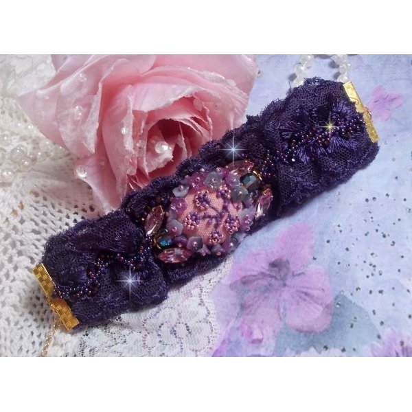 Lady Romantic manchet armband geborduurd met rocailles op roze linnen stof met 1950's paars kant en kristallen