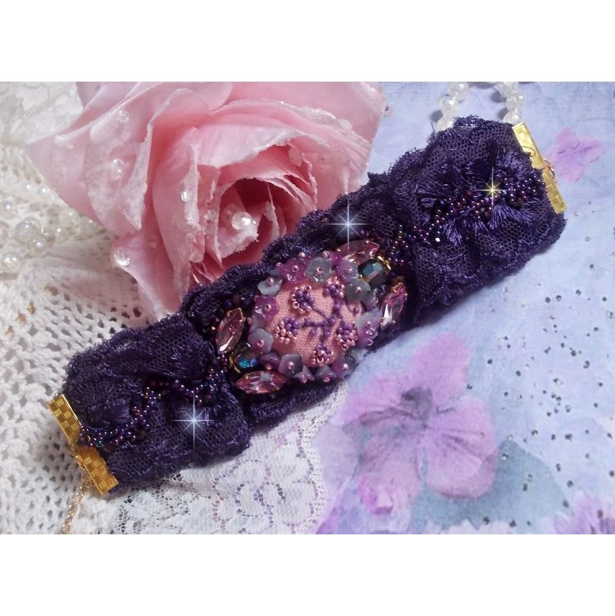 Lady Romantic manchet armband geborduurd met rocailles op roze linnen stof met 1950's paars kant en kristallen