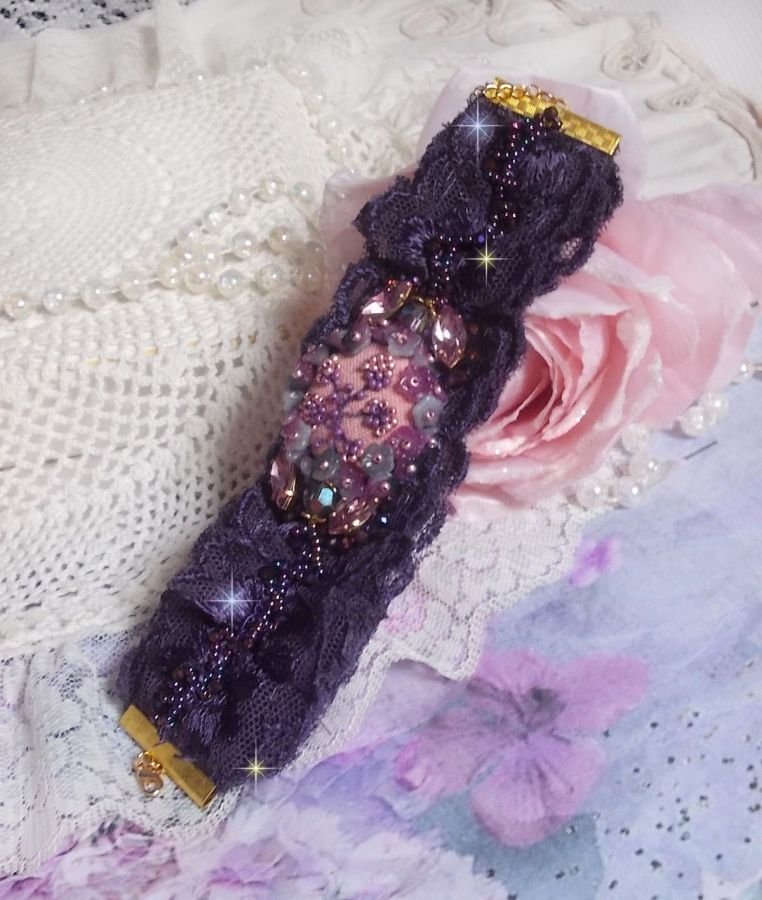 Lady Romantic manchet armband geborduurd met rocailles op roze linnen stof met 1950's paars kant en kristallen