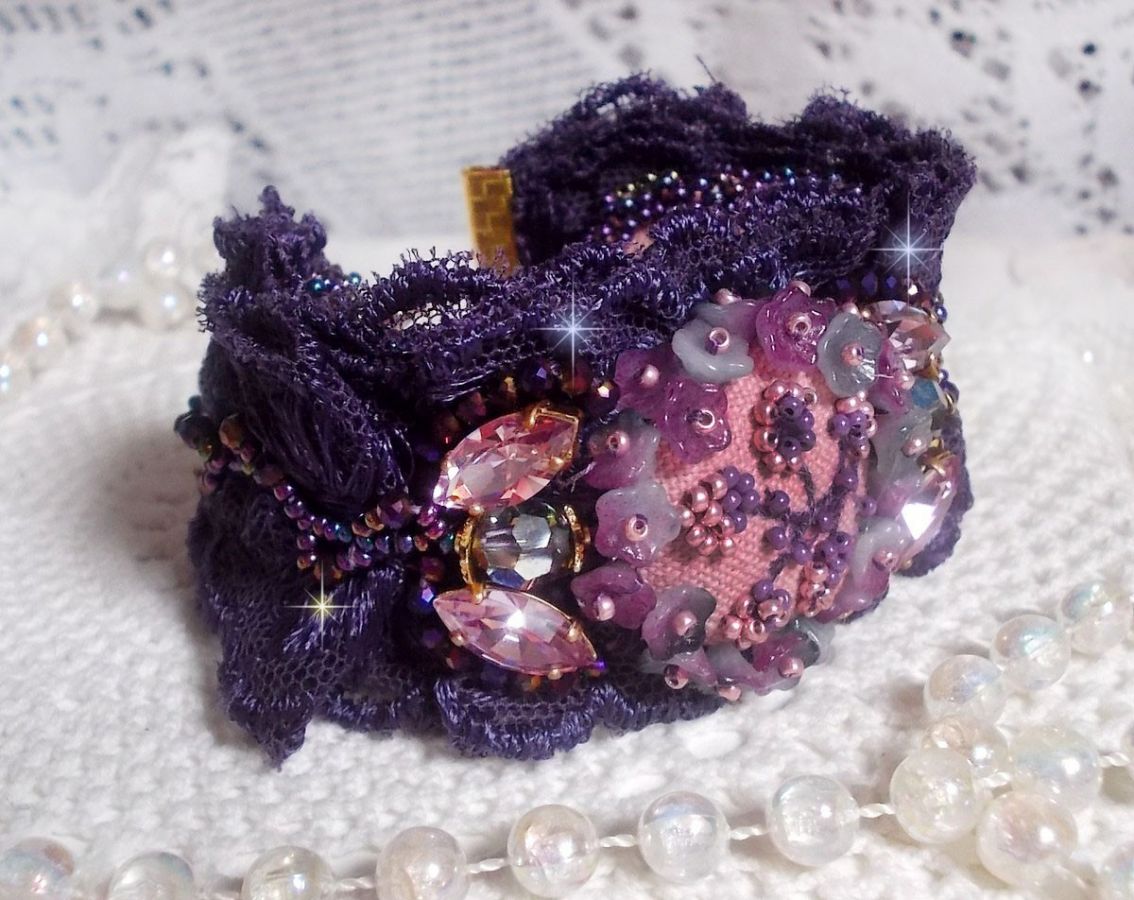 Lady Romantic manchet armband geborduurd met rocailles op roze linnen stof met 1950's paars kant en kristallen