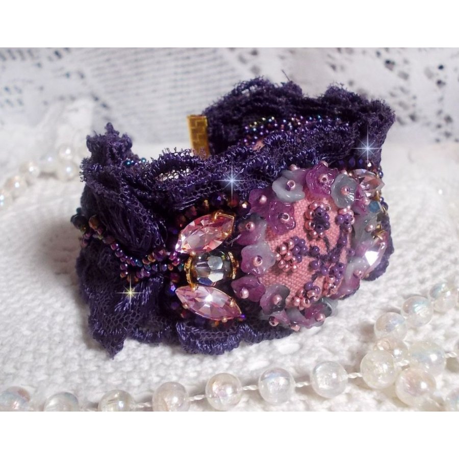 Lady Romantic manchet armband geborduurd met rocailles op roze linnen stof met 1950's paars kant en kristallen