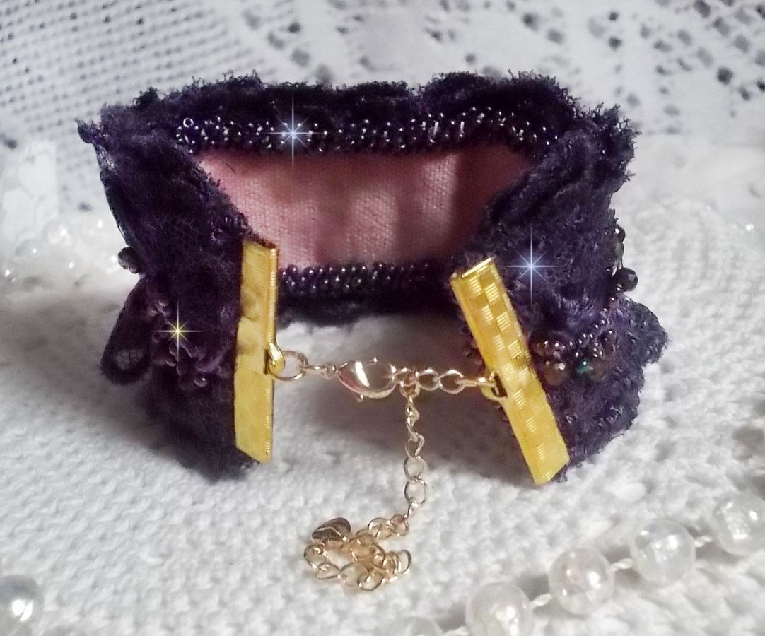 Lady Romantic manchet armband geborduurd met rocailles op roze linnen stof met 1950's paars kant en kristallen