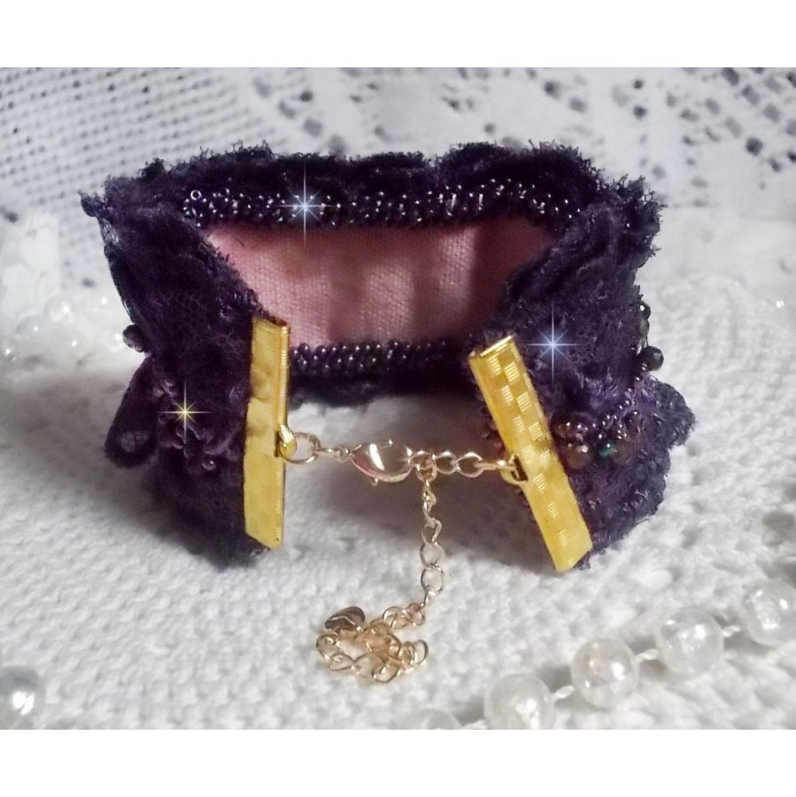 Lady Romantic manchet armband geborduurd met rocailles op roze linnen stof met 1950's paars kant en kristallen