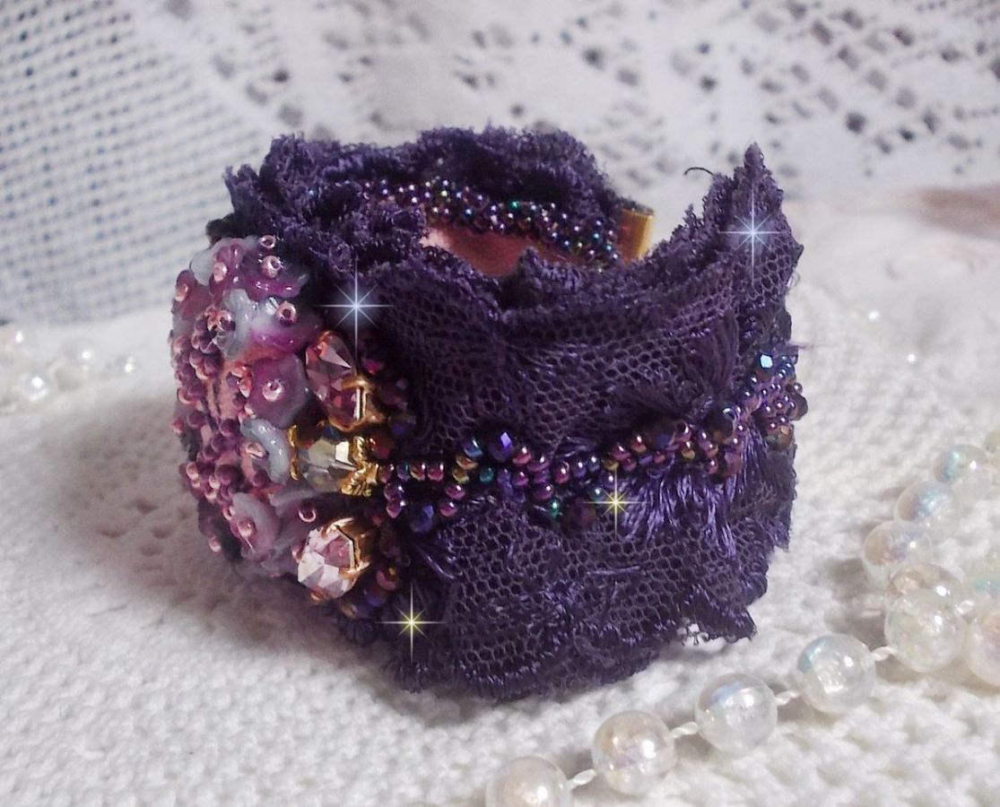 Lady Romantic manchet armband geborduurd met rocailles op roze linnen stof met 1950's paars kant en kristallen
