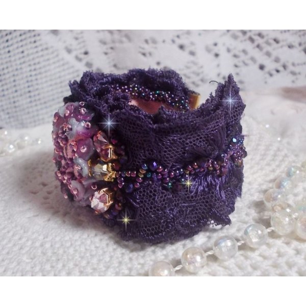 Lady Romantic manchet armband geborduurd met rocailles op roze linnen stof met 1950's paars kant en kristallen