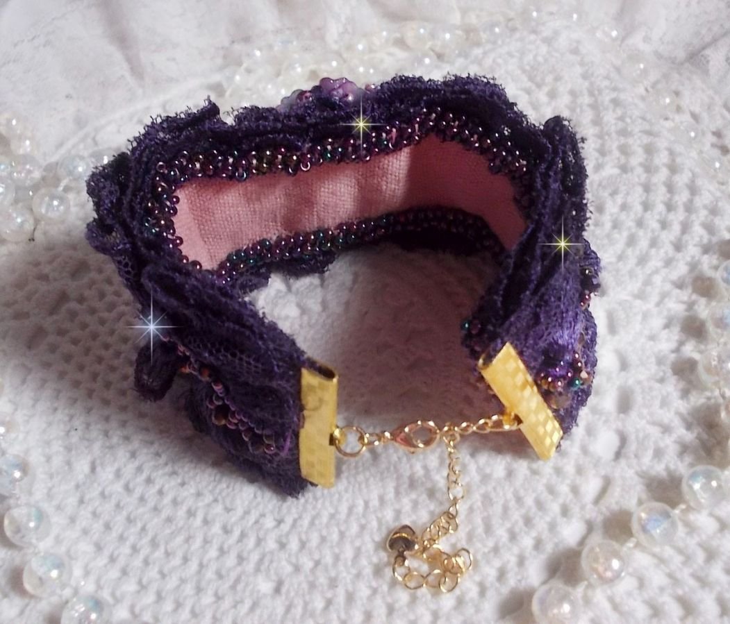 Lady Romantic manchet armband geborduurd met rocailles op roze linnen stof met 1950's paars kant en kristallen