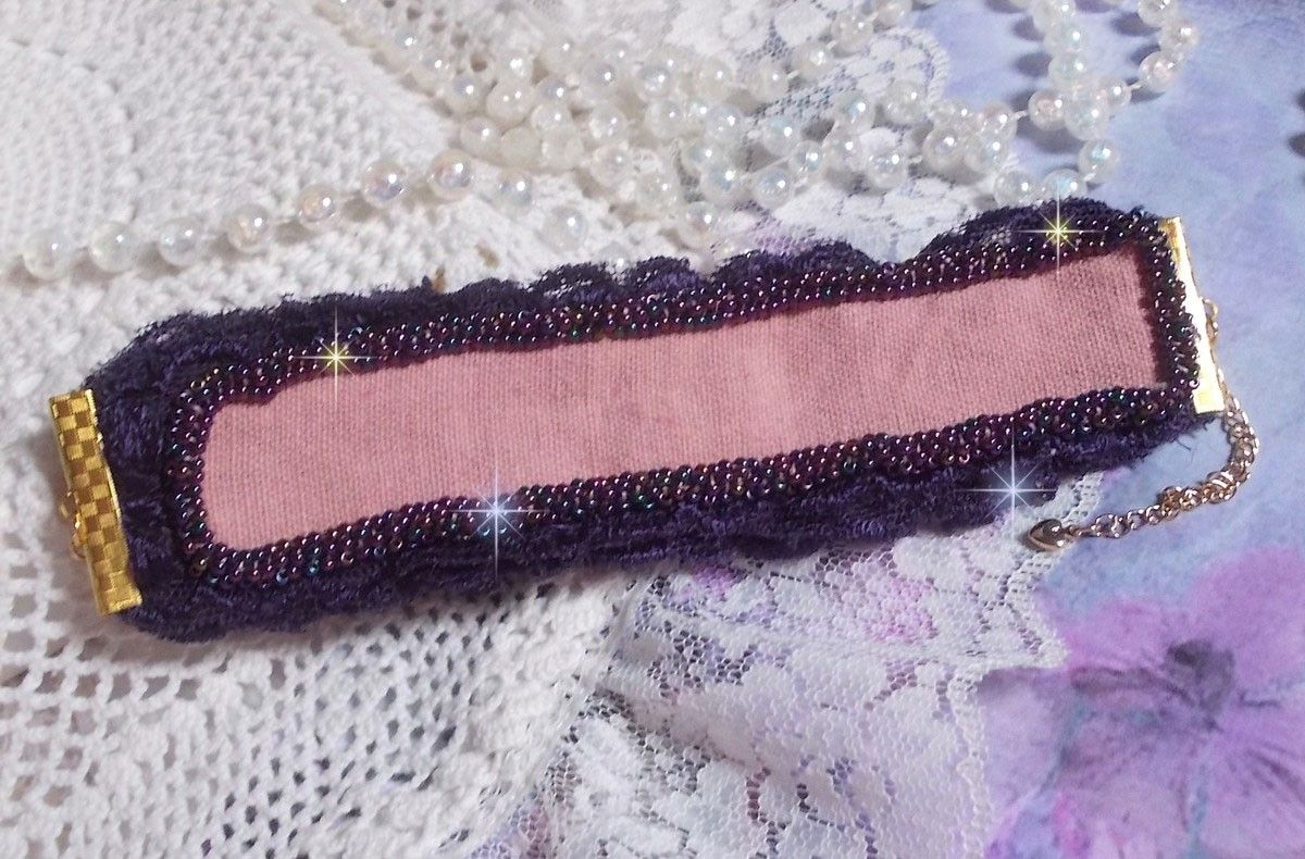 Lady Romantic manchet armband geborduurd met rocailles op roze linnen stof met 1950's paars kant en kristallen