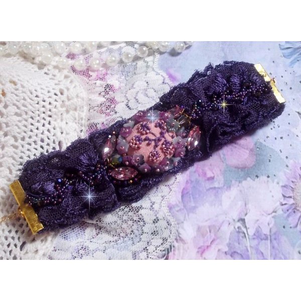 Lady Romantic manchet armband geborduurd met rocailles op roze linnen stof met 1950's paars kant en kristallen