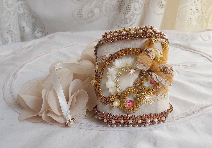 Reflets de Rosée manchet armband geborduurd met parels, Swarovski kristallen, rocailles en antiek kant