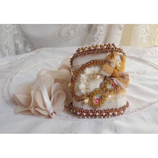 Reflets de Rosée manchet armband geborduurd met parels, Swarovski kristallen, rocailles en antiek kant