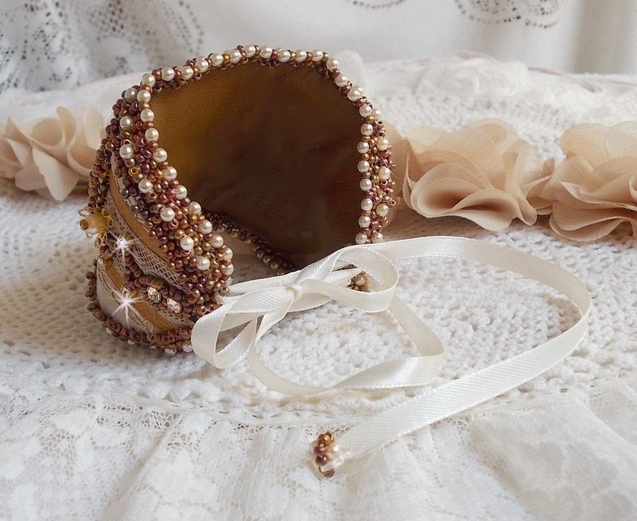 Reflets de Rosée manchet armband geborduurd met parels, Swarovski kristallen, rocailles en antiek kant
