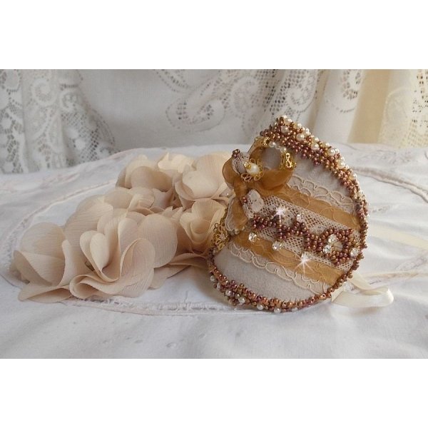 Reflets de Rosée manchet armband geborduurd met parels, Swarovski kristallen, rocailles en antiek kant