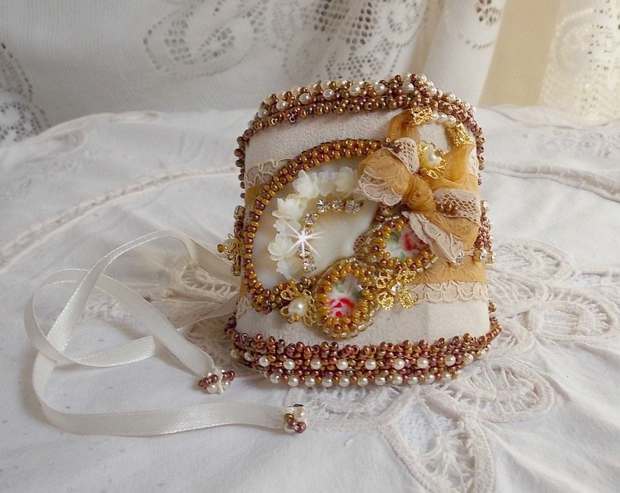Reflets de Rosée manchet armband geborduurd met parels, Swarovski kristallen, rocailles en antiek kant