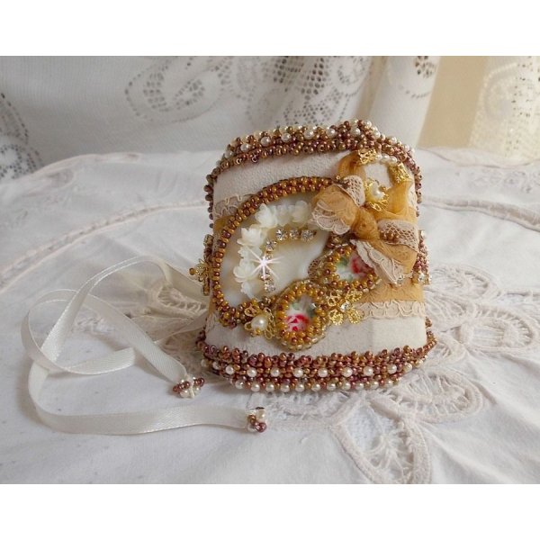 Reflets de Rosée manchet armband geborduurd met parels, Swarovski kristallen, rocailles en antiek kant