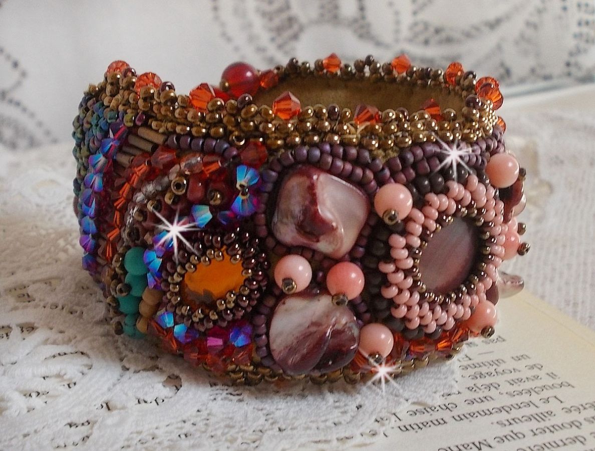 Topaas Manchet Armband geborduurd met een parelmoerachtige Mahonie schijf, Amethist, Licht Roze Koraal, Swarovski Kristallen en rocailles.