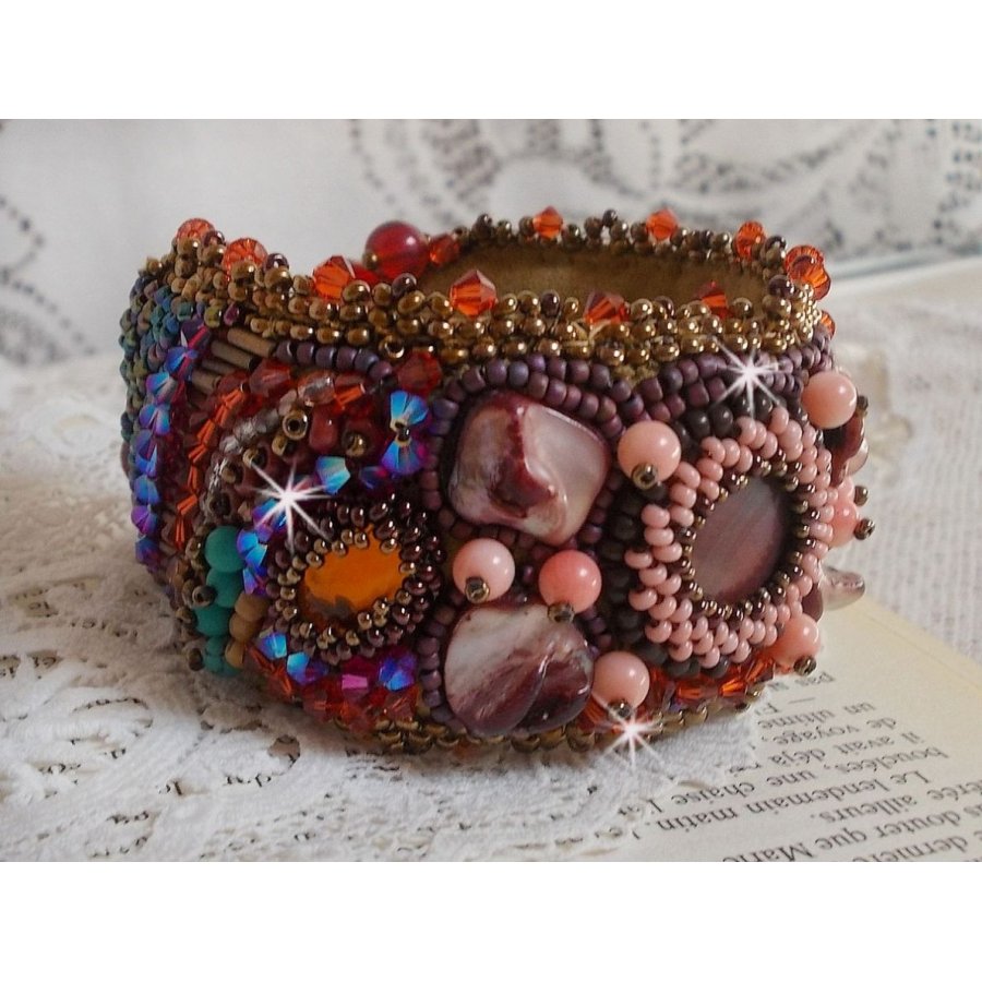 Topaas Manchet Armband geborduurd met een parelmoerachtige Mahonie schijf, Amethist, Licht Roze Koraal, Swarovski Kristallen en rocailles.