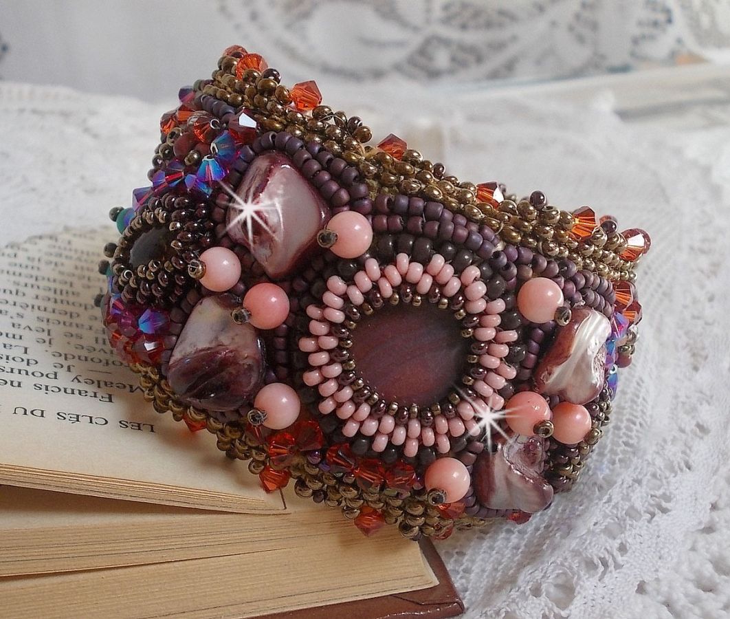 Topaas Manchet Armband geborduurd met een parelmoerachtige Mahonie schijf, Amethist, Licht Roze Koraal, Swarovski Kristallen en rocailles.