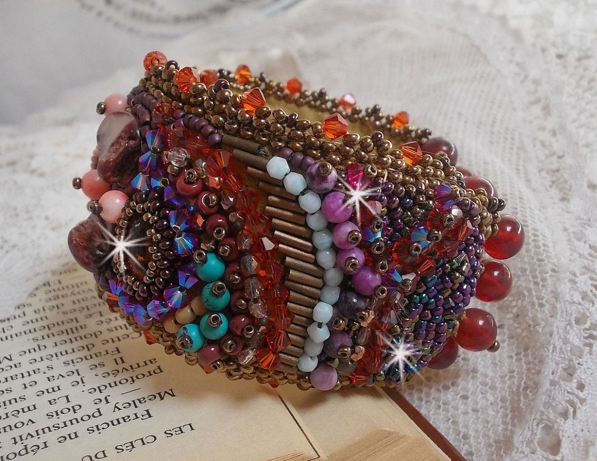 Topaas Manchet Armband geborduurd met een parelmoerachtige Mahonie schijf, Amethist, Licht Roze Koraal, Swarovski Kristallen en rocailles.