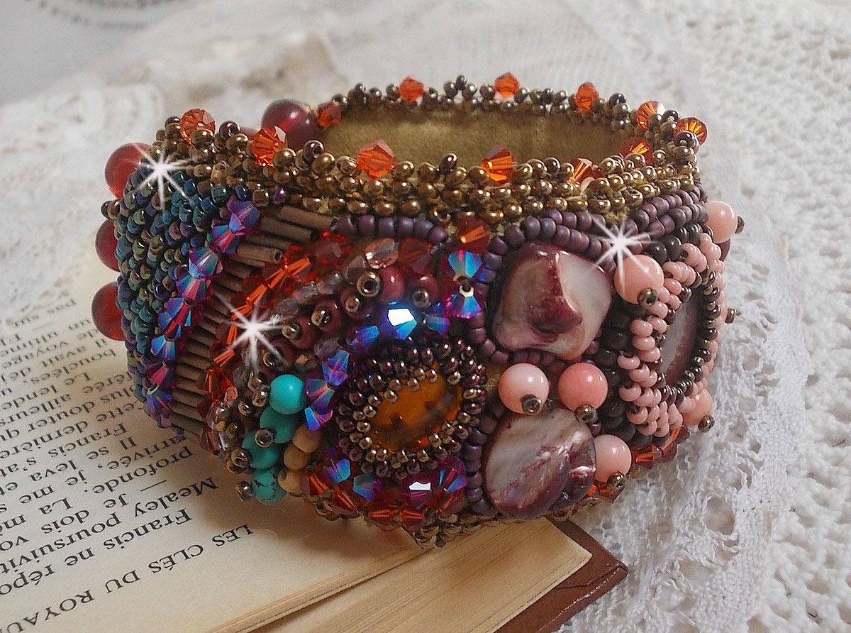 Topaas Manchet Armband geborduurd met een parelmoerachtige Mahonie schijf, Amethist, Licht Roze Koraal, Swarovski Kristallen en rocailles.