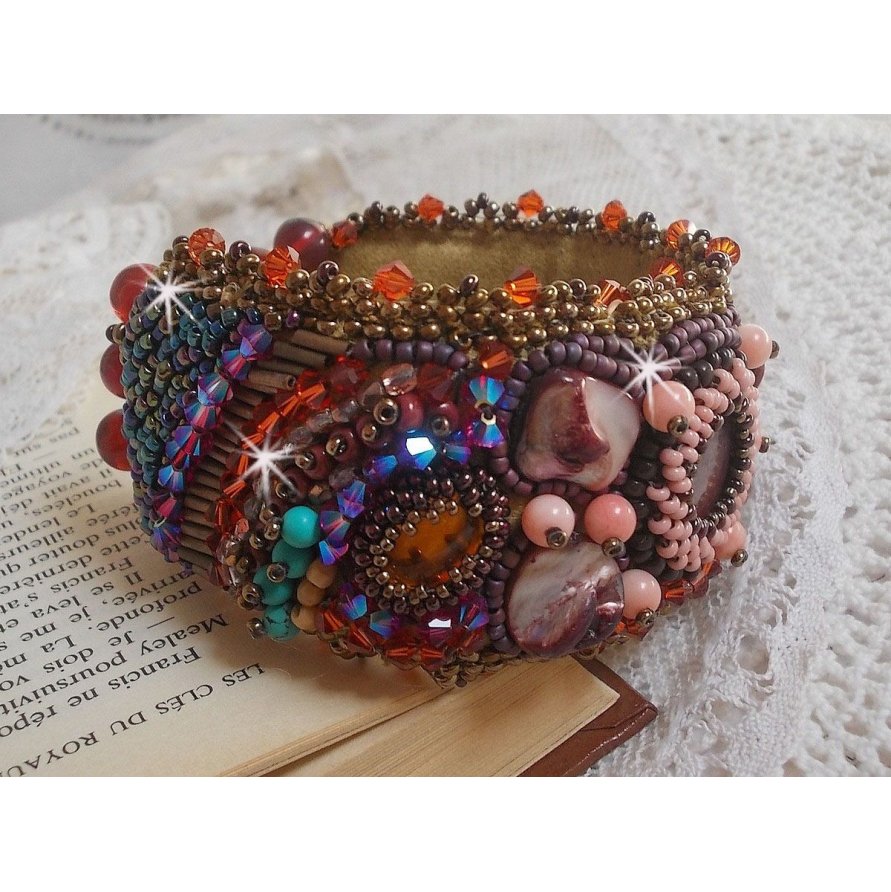Topaas Manchet Armband geborduurd met een parelmoerachtige Mahonie schijf, Amethist, Licht Roze Koraal, Swarovski Kristallen en rocailles.