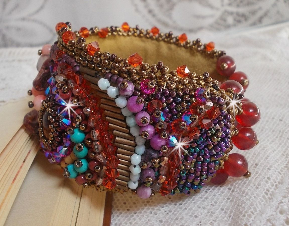 Topaas Manchet Armband geborduurd met een parelmoerachtige Mahonie schijf, Amethist, Licht Roze Koraal, Swarovski Kristallen en rocailles.