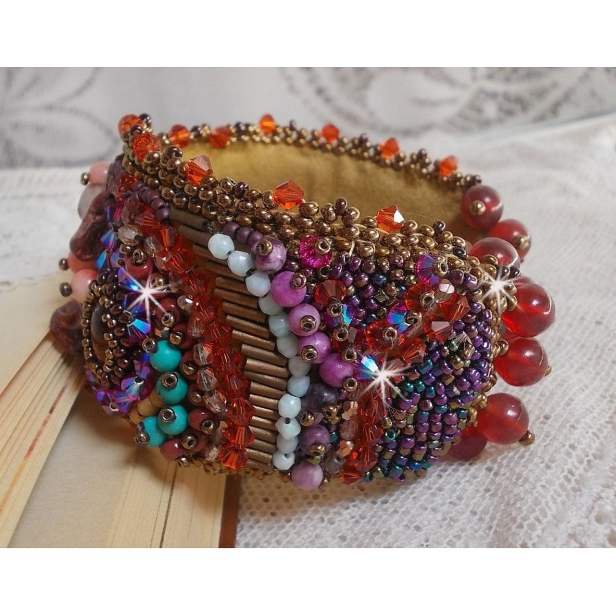 Topaas Manchet Armband geborduurd met een parelmoerachtige Mahonie schijf, Amethist, Licht Roze Koraal, Swarovski Kristallen en rocailles.