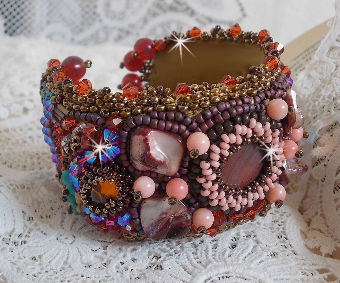 Topaas Manchet Armband geborduurd met een parelmoerachtige Mahonie schijf, Amethist, Licht Roze Koraal, Swarovski Kristallen en rocailles.