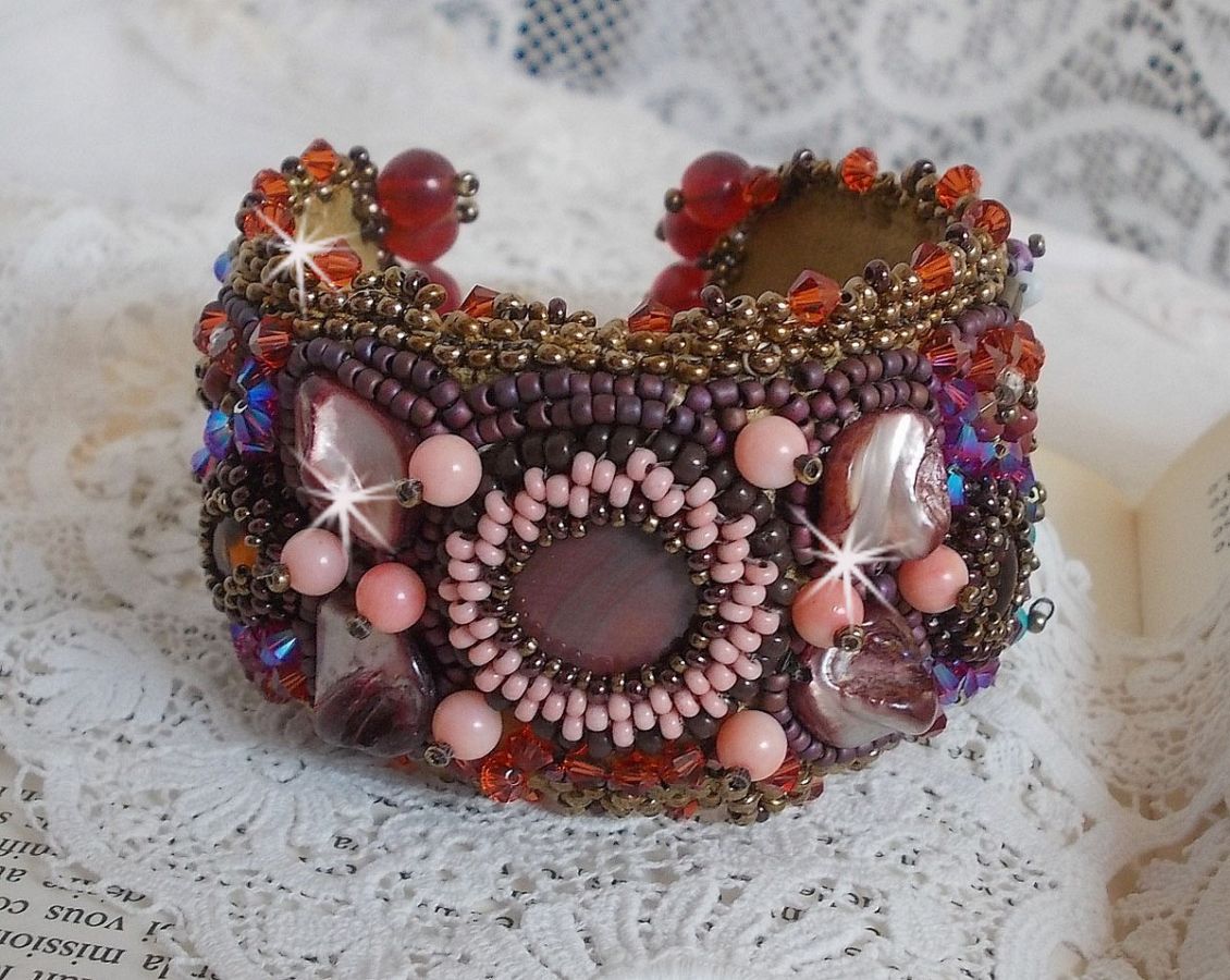 Topaas Manchet Armband geborduurd met een parelmoerachtige Mahonie schijf, Amethist, Licht Roze Koraal, Swarovski Kristallen en rocailles.