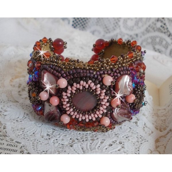 Topaas Manchet Armband geborduurd met een parelmoerachtige Mahonie schijf, Amethist, Licht Roze Koraal, Swarovski Kristallen en rocailles.