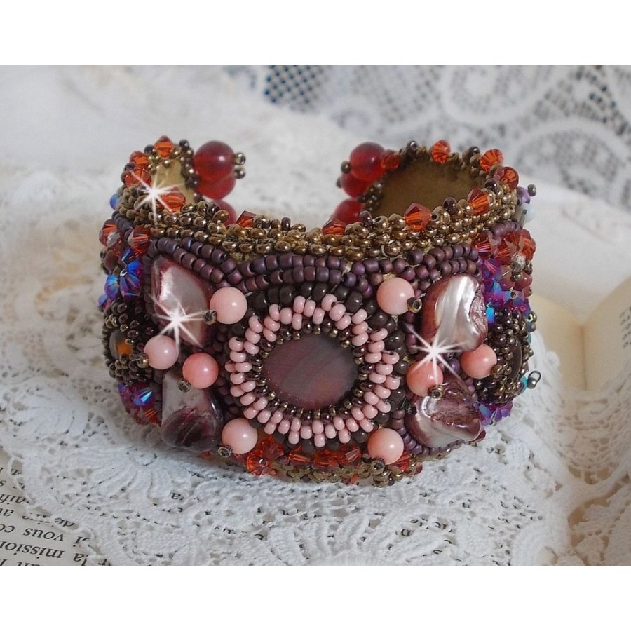 Topaas Manchet Armband geborduurd met een parelmoerachtige Mahonie schijf, Amethist, Licht Roze Koraal, Swarovski Kristallen en rocailles.
