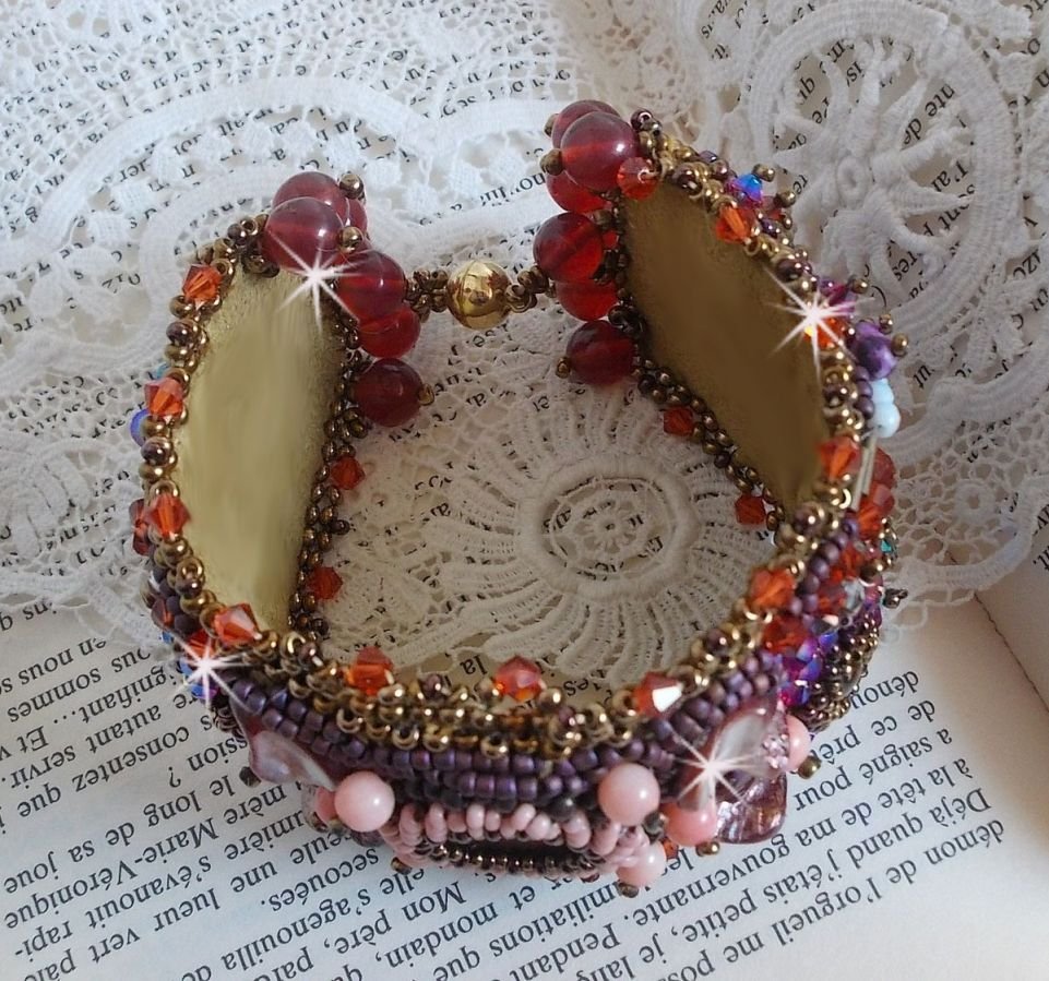 Topaas Manchet Armband geborduurd met een parelmoerachtige Mahonie schijf, Amethist, Licht Roze Koraal, Swarovski Kristallen en rocailles.