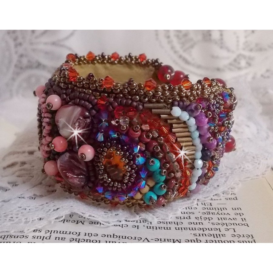 Topaas Manchet Armband geborduurd met een parelmoerachtige Mahonie schijf, Amethist, Licht Roze Koraal, Swarovski Kristallen en rocailles.