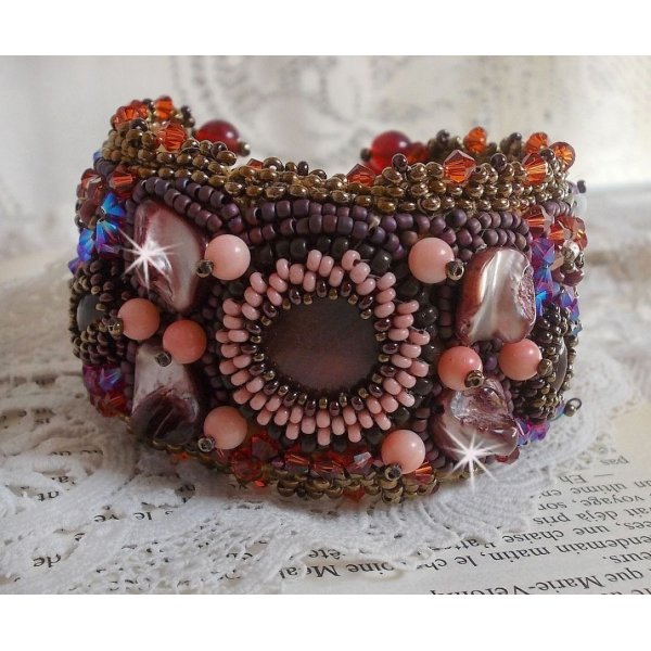 Topaas Manchet Armband geborduurd met een parelmoerachtige Mahonie schijf, Amethist, Licht Roze Koraal, Swarovski Kristallen en rocailles.