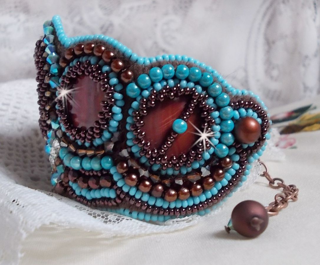 Haute-Couture Turquoise manchet armband geborduurd met mahonie parelmoer schijf, Swarovski kristallen, Boheems glas facetten en rocailles