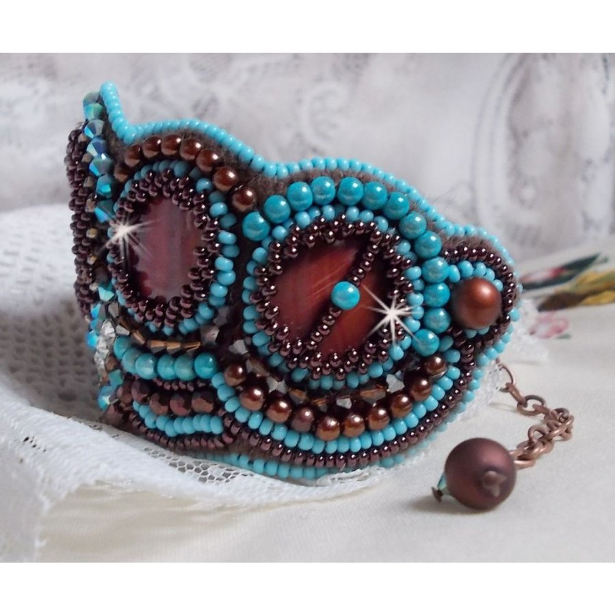 Haute-Couture Turquoise manchet armband geborduurd met mahonie parelmoer schijf, Swarovski kristallen, Boheems glas facetten en rocailles