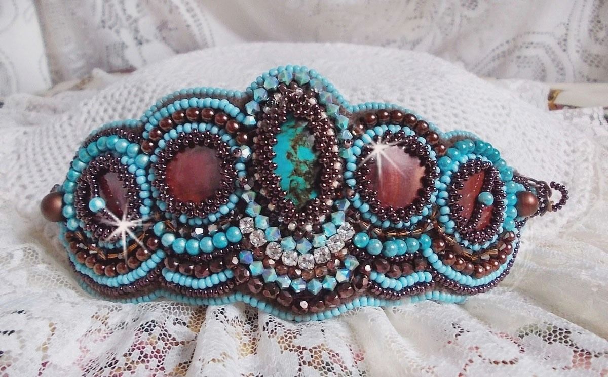 Haute-Couture Turquoise manchet armband geborduurd met mahonie parelmoer schijf, Swarovski kristallen, Boheems glas facetten en rocailles