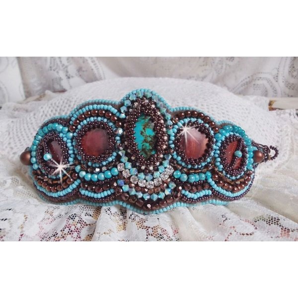 Haute-Couture Turquoise manchet armband geborduurd met mahonie parelmoer schijf, Swarovski kristallen, Boheems glas facetten en rocailles