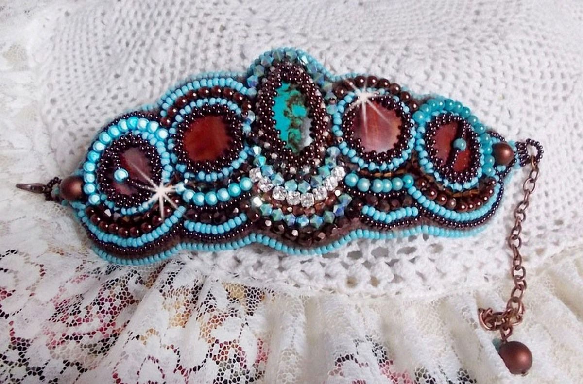 Haute-Couture Turquoise manchet armband geborduurd met mahonie parelmoer schijf, Swarovski kristallen, Boheems glas facetten en rocailles