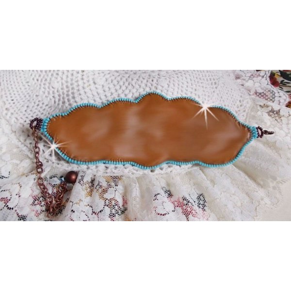 Haute-Couture Turquoise manchet armband geborduurd met mahonie parelmoer schijf, Swarovski kristallen, Boheems glas facetten en rocailles