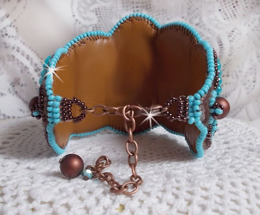 Haute-Couture Turquoise manchet armband geborduurd met mahonie parelmoer schijf, Swarovski kristallen, Boheems glas facetten en rocailles