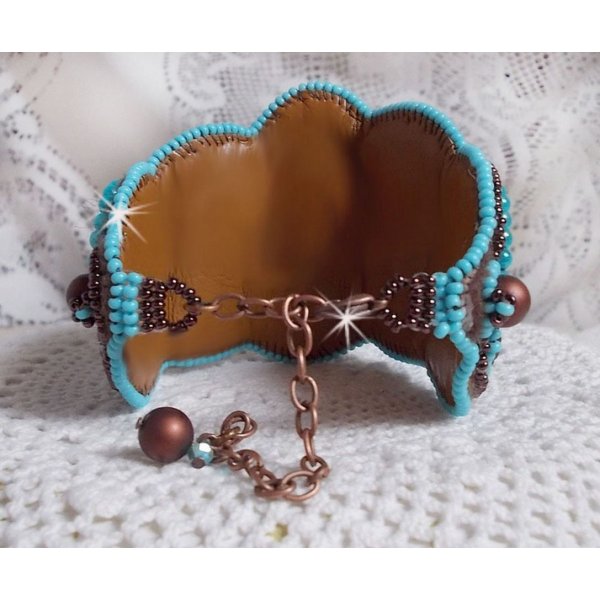 Haute-Couture Turquoise manchet armband geborduurd met mahonie parelmoer schijf, Swarovski kristallen, Boheems glas facetten en rocailles