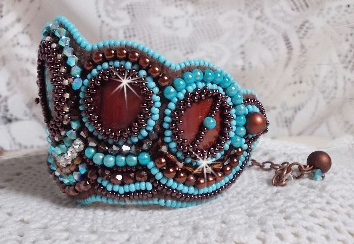 Haute-Couture Turquoise manchet armband geborduurd met mahonie parelmoer schijf, Swarovski kristallen, Boheems glas facetten en rocailles