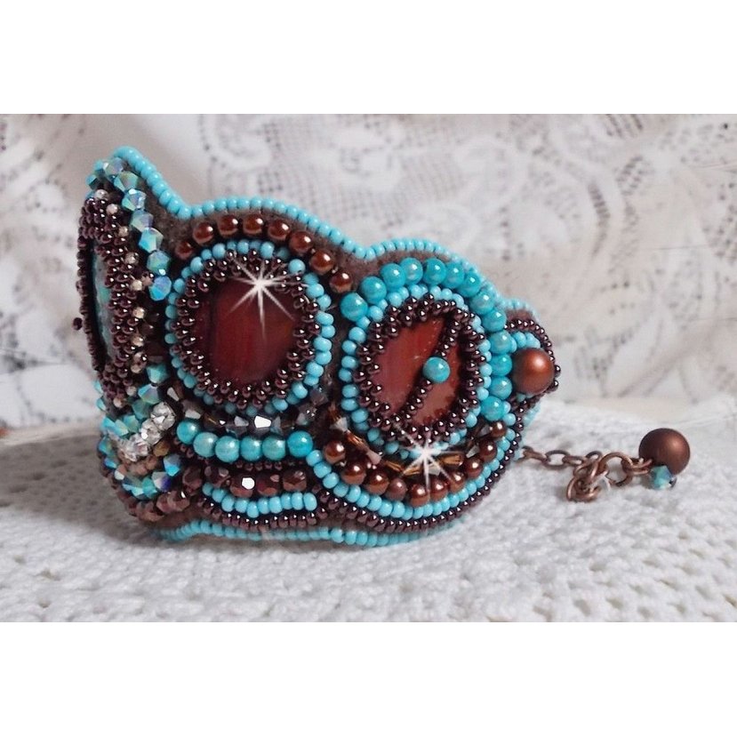 Haute-Couture Turquoise manchet armband geborduurd met mahonie parelmoer schijf, Swarovski kristallen, Boheems glas facetten en rocailles