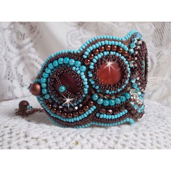 Haute-Couture Turquoise manchet armband geborduurd met mahonie parelmoer schijf, Swarovski kristallen, Boheems glas facetten en rocailles