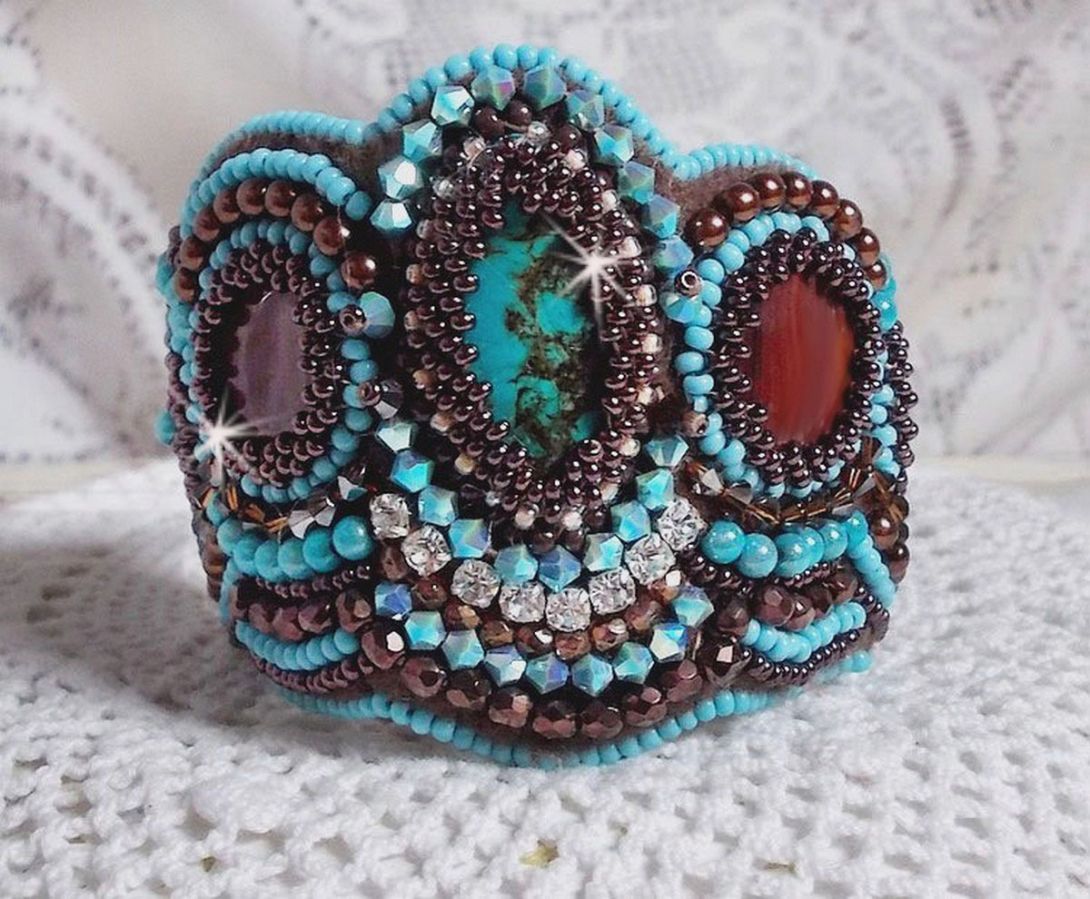 Haute-Couture Turquoise manchet armband geborduurd met mahonie parelmoer schijf, Swarovski kristallen, Boheems glas facetten en rocailles