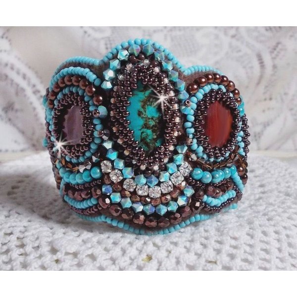 Haute-Couture Turquoise manchet armband geborduurd met mahonie parelmoer schijf, Swarovski kristallen, Boheems glas facetten en rocailles