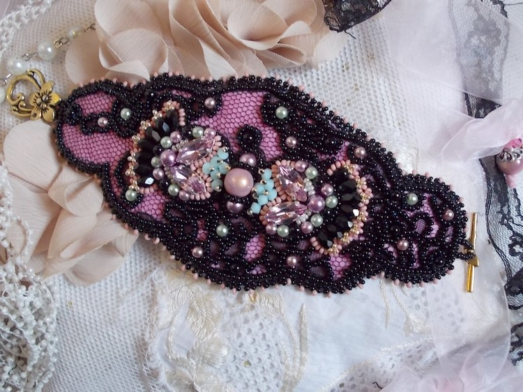 Marquise manchet armband geborduurd met Swarovski kristallen, antiek zwart kant uit 1950, zoetwaterparels en rocailles.