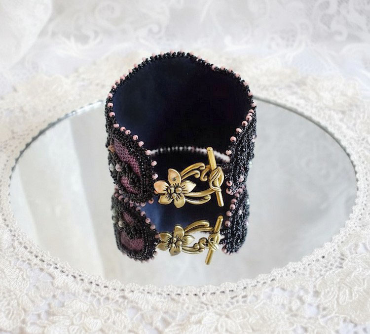 Marquise manchet armband geborduurd met Swarovski kristallen, antiek zwart kant uit 1950, zoetwaterparels en rocailles.